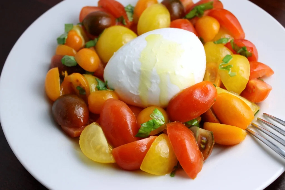 Receta de ensalada caprese con colores de otoño